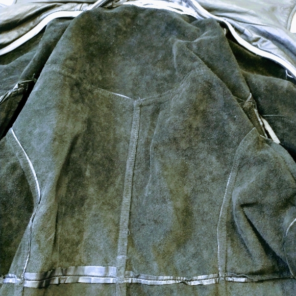 Women's Black Leather Jacket - Picture 12 of 12